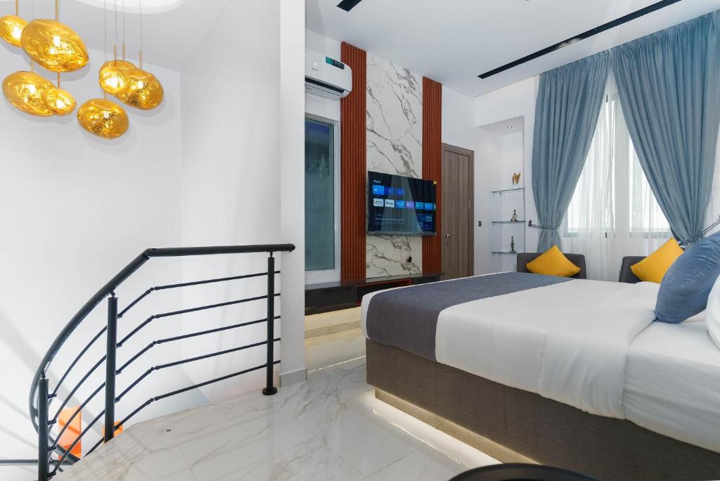 Studio & Rooms 18
